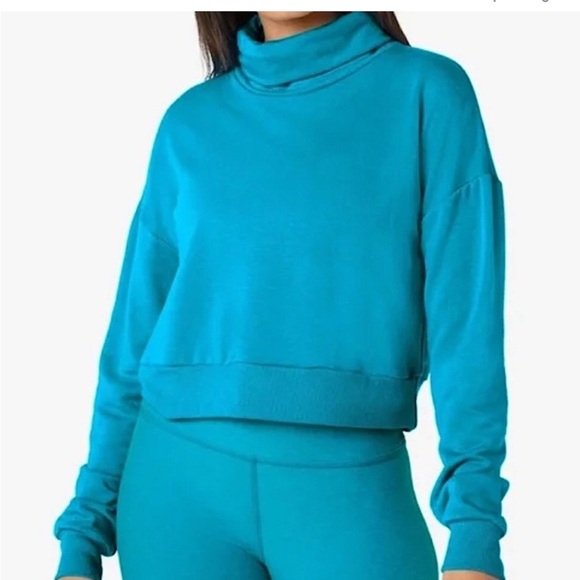 Beyond Yoga All Time Blue Blow Turtleneck Cropped Pullover Size L - Picture 1 of 7